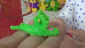 Алиса открывает маленькие игрушки в коробочках