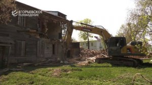 В поселке Рязановский продолжаются работы по сносу дома на улице Ленина.