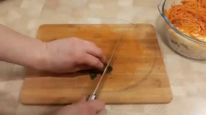 Предлагаю Вам салат с куриным филе с морковью по-корейски. Очень вкусный. Обзор приготовления.