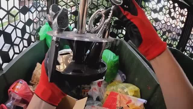 зарабатываю_лазая_по_бакам_Dumpster_Diving_RUSSIA