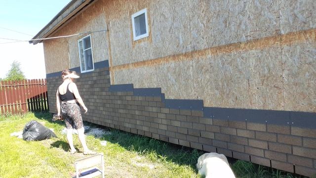 Обшиваю 🏠 дом Сама , Моя Жизнь в Деревне.  Жара невыносимая