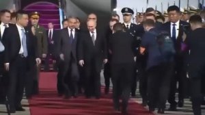 Владимир Путин прибыл в Пекин с двухдневным визитом. Президента встречает глава МИД КНР Ван И. 

В