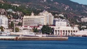 Набережная Ялты, популярного курортного города на южном берегу Крыма.