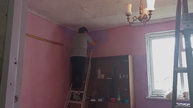 БЕЗ ДЕЛА НЕ СИДИМ. Красим стены в домике и другие дела