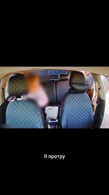 Дамочка с претензиями и с дорогостоящей наичистейшей сумкой села в автомобиль такси.