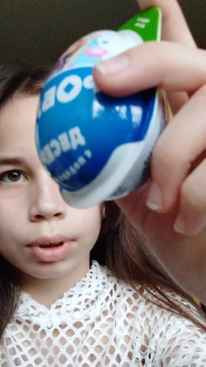 распаковка шоколадных яиц.