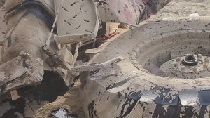 Трактор сорвался в пропасть и полностью разрушен. Пакистанцы поднимают