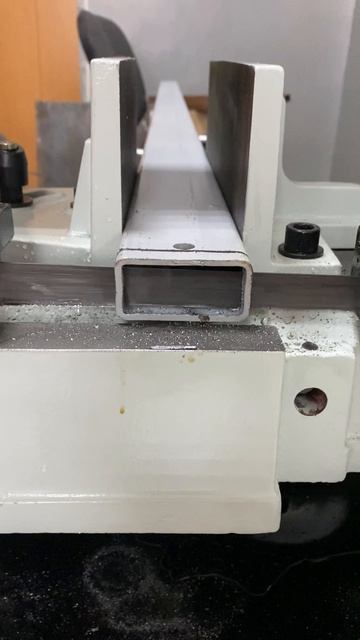 Ленточнопильный станок STALEX 712 N в работе