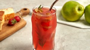 Компот из айвы с замороженной клубникой