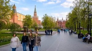Александровский сад у Кремля и Вечного огня в  Москве