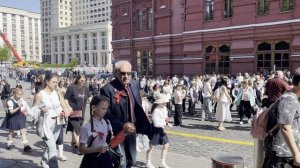 На приём в пионеры школьники прибыли в сопровождении учителей и родителей.