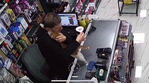 В Турции уличная кошечка ежедневно приходит в магазин пообниматься с кассиром