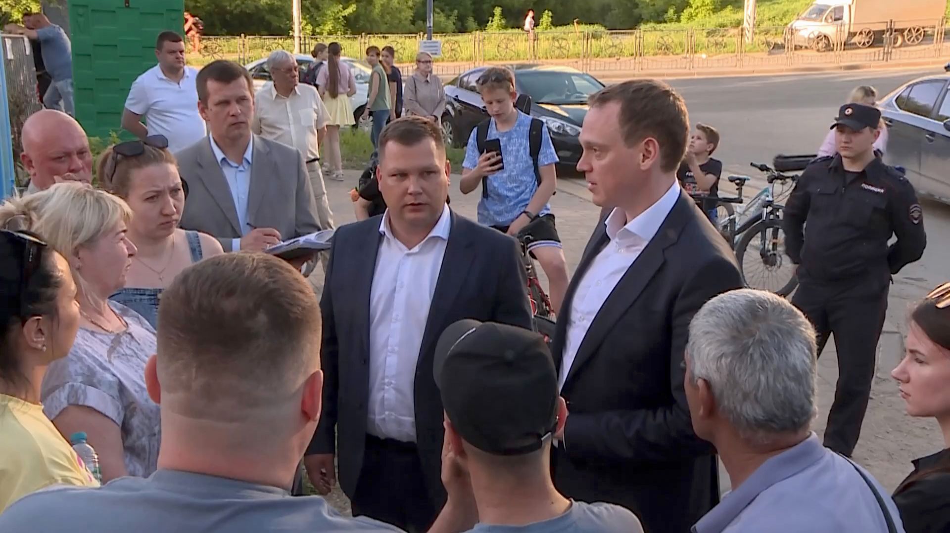 Губернатор ответил на вопросы пострадавших от атаки БПЛА на месте трагедии