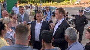 Губернатор ответил на вопросы пострадавших от атаки БПЛА на месте трагедии