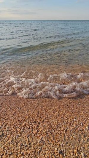 Азовское море мягко ласкает берег