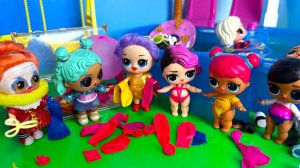 ШАРИКИ🎈 КУПАЛЬНИКИ💦 куклы ЛОЛ сюрприз в бассейне! Игрушки мультики Даринелка