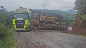 Как в Лаосе тащили кран на здоровом тягаче. Результат - неизвестность