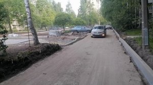 Делают бульвар и все в пыли и грязи, соседям окна не открыть. Потом будет бульварчик.