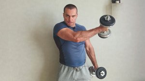 Приведение рук снизу с гантелями: техника и нюансы