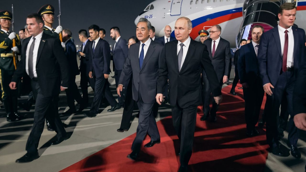 Красная ковровая дорожка и почётный караул: Владимира Путина встретили в аэропорту Пекина