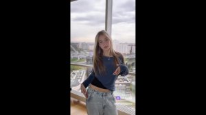 Юная девушка танцует