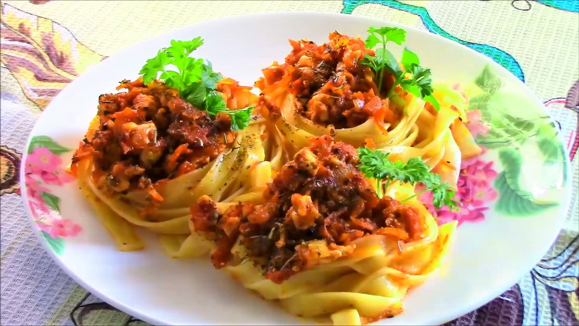 Макаронные гнезда с куриным филе.