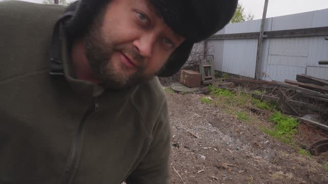 Суровые сибирские семена Высаживаю прямо в град Чтоб закалялись ПОДВАЛ ИЛЬИЧА Вместе с Васькой