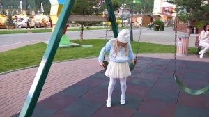 А вы умеете так КАЧАТЬСЯ на качели ! Алиса играет на детской площадке / Мими Лисса