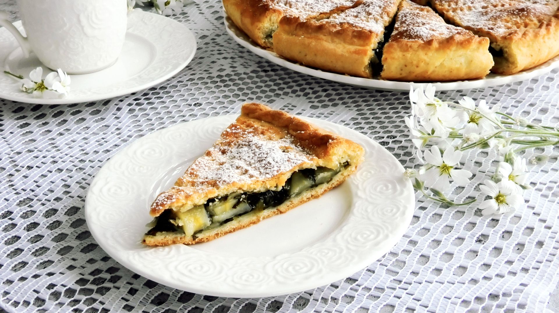 Очень вкусный пирог с щавелем и яблоками