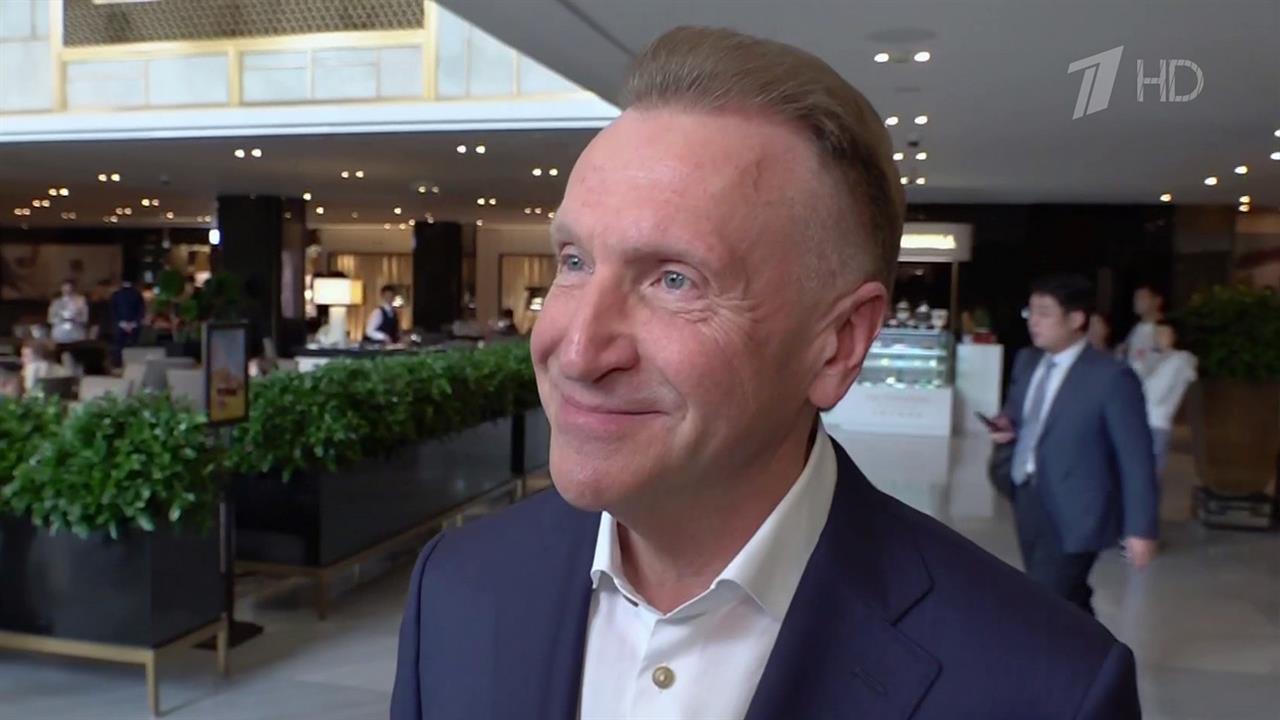 Вместе с президентом в Китай летит представительная российская делегация.