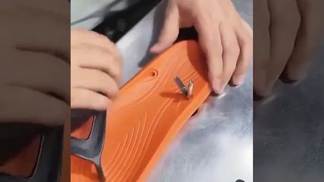 Вот так изготавливают шлепанцы.