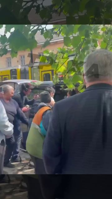 🇺🇦Во Львове прохожие продемонстрировали всю любовь к ТЦКшникам

Толпа разбила окна в бусике…🔽