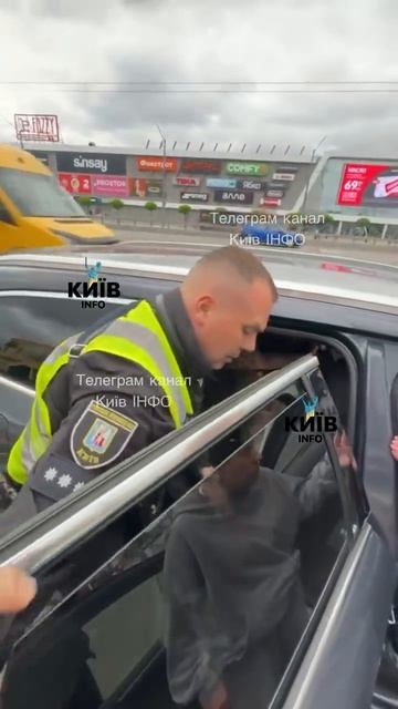 Каратели ТЦК и свиноменты насильно усадили в автомобиль мужчину, чему возмутились прохожие. смотреть онлайн