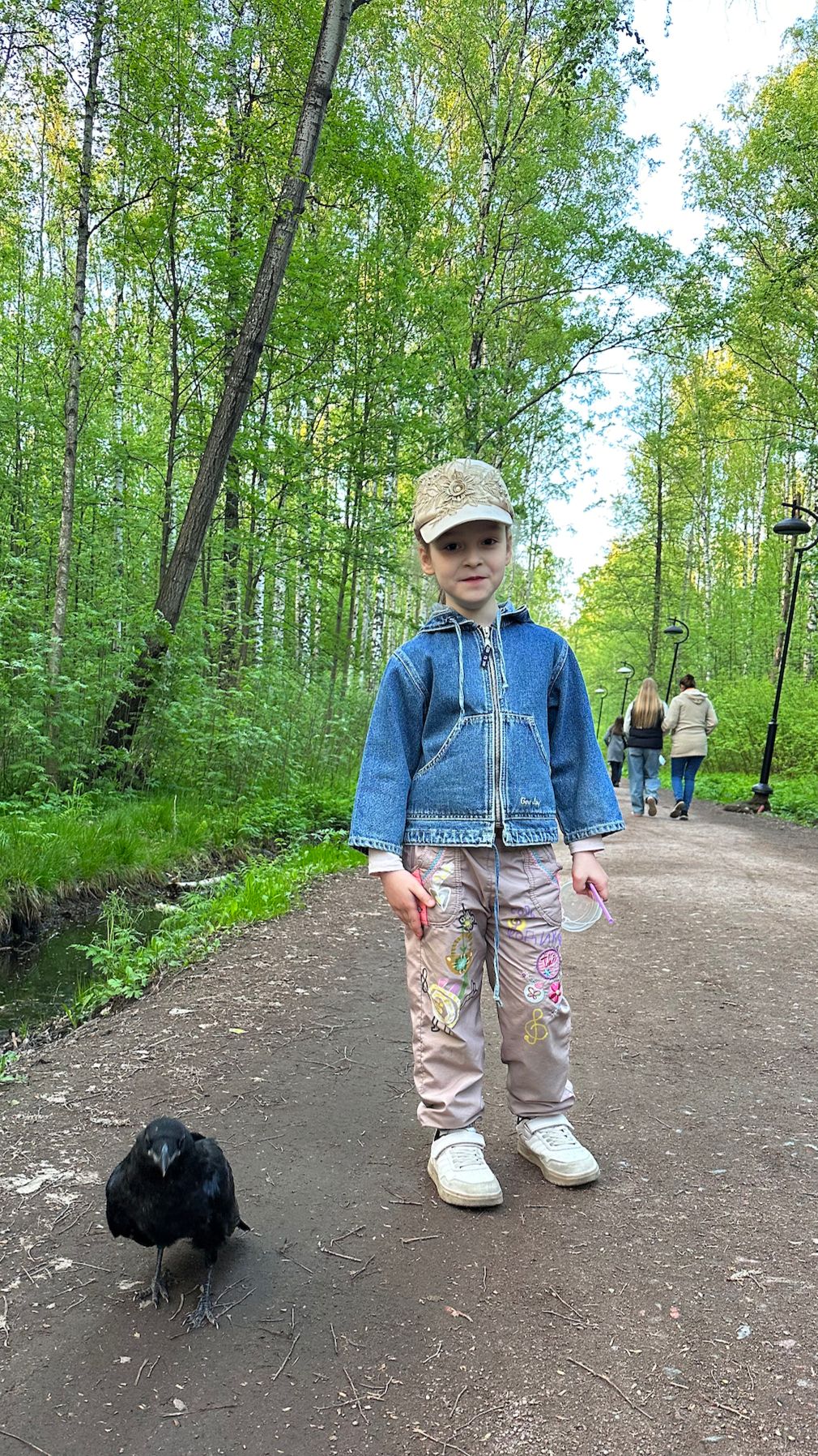 Арина гуляет с вороной в Удельном парке