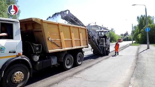 В Новоуральске в самом разгаре ремонт дорог горячим асфальтом