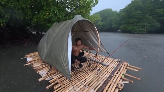 Человек и две собаки .Выживание на плоту.