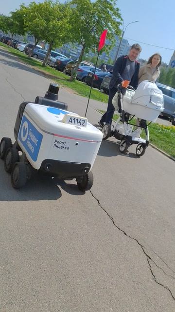 Робот-доставщик на Оптиков