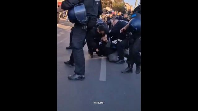 Немецкая полиция избивает палестинца за протест против геноцида Израиля в Газе