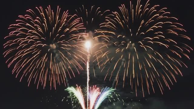Яркий праздничный салют 🎆✨ Магия разноцветных огней в небе. AI.