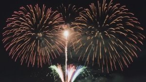 Яркий праздничный салют 🎆✨ Магия разноцветных огней в небе. AI.