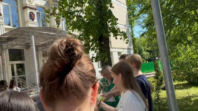 Добрая традиция школы: новое дерево от выпускников первого корпуса.19.05.2026