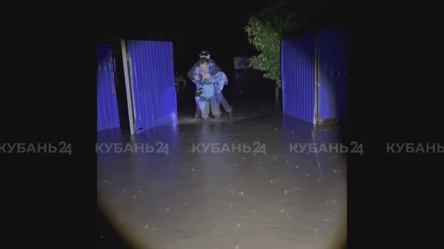 В Усть-Лабинском районе из затопленного сарая вынесли маломобильного мужчину