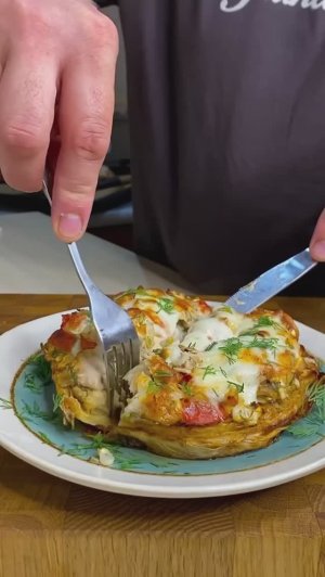 Стейк из капусты с курицей.