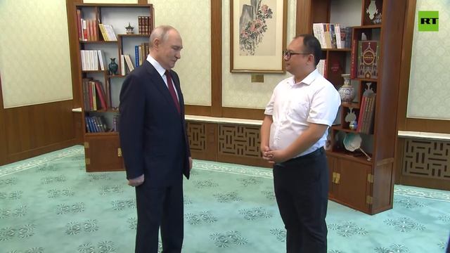 Путин встретился с Пэн Паем, с которым сфотографировался 26 лет назад