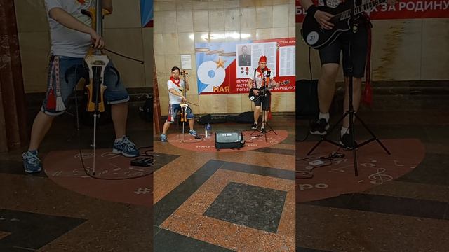Тучи – Иванушки Int. в исп. Правояр и ⁨Серёга²  на Курской в День пионерии