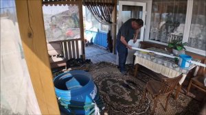 Убираюсь на веранде, муж вешает гардину, выкапывает одуванчики