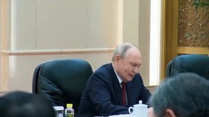 Торжественный приём, оркестр, дети с флагами и цветами, подписание 40 важных соглашений и встреча...