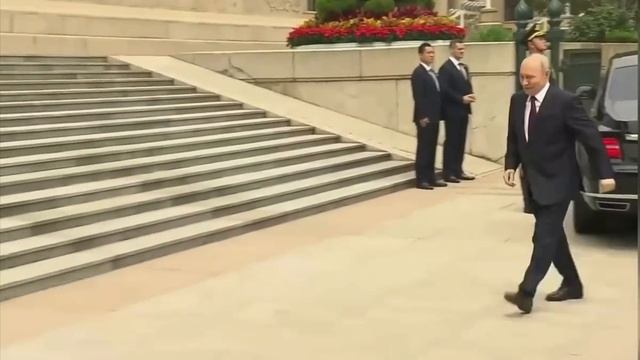 «Не виделись день, а как будто минуло три осени»

Владимир Путин начал переговоры с лидером КНР с