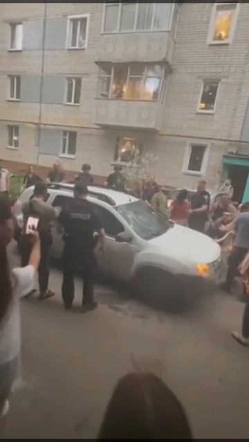 Черкассы: тцкшники заехали во двор многоэтажки, но их оттуда выгнали жители, разбив автомобилю окна…