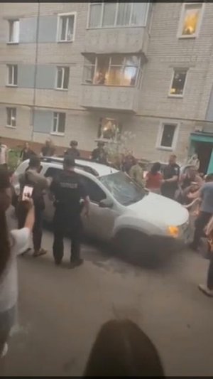 Черкассы: тцкшники заехали во двор многоэтажки, но их оттуда выгнали жители, разбив автомобилю окна…